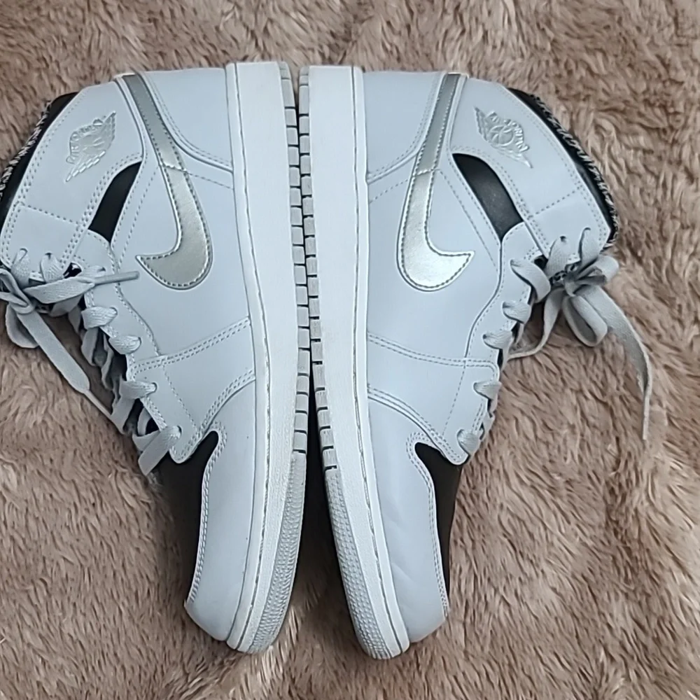 Nike Air Jordan 1 Mid sneakers in the 'Wolf Grey' Sz 7